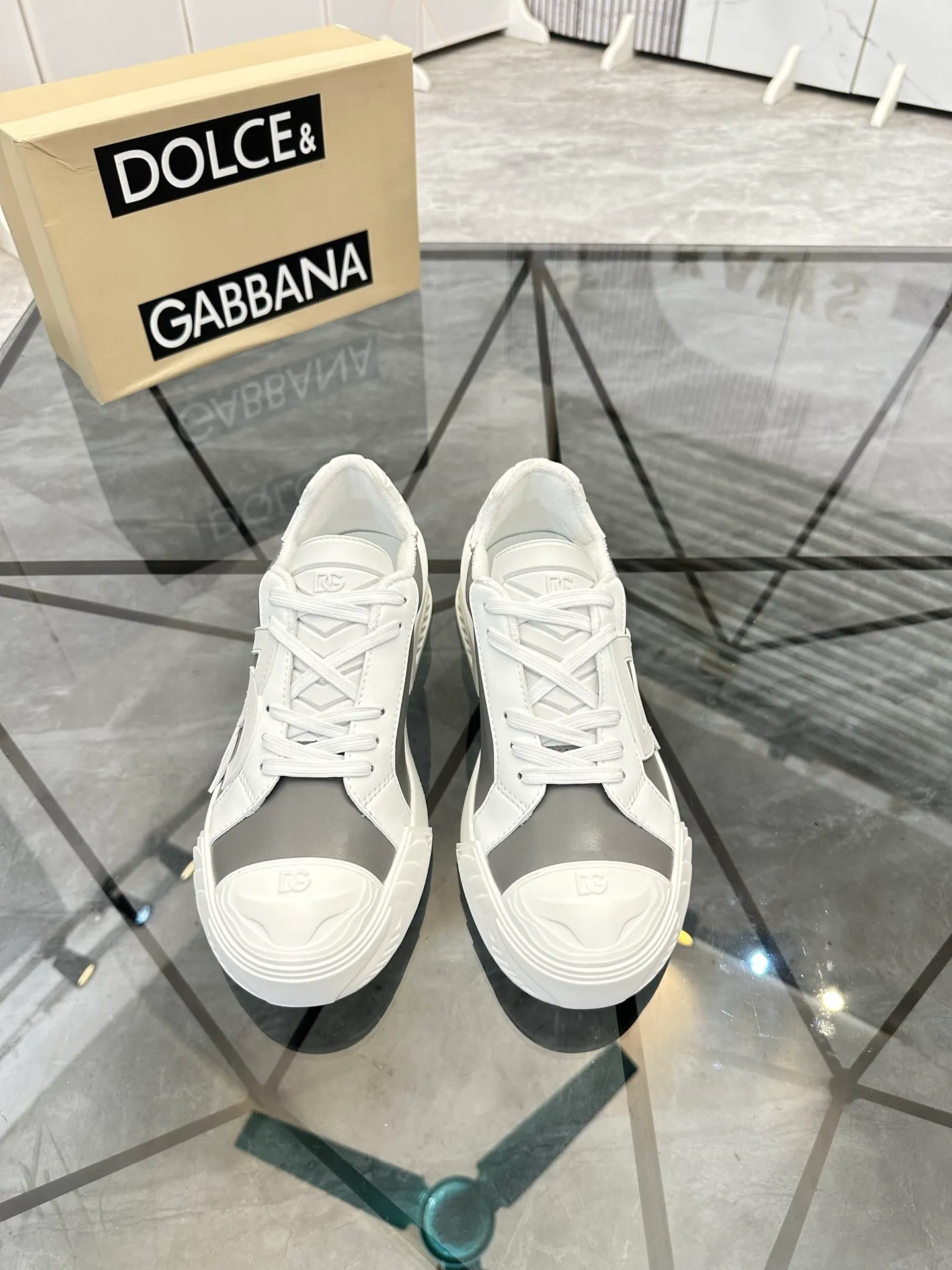 Men's shoes for sale 💰: 💰P500¥ Product trademark: DG* "Dolce & Gabbana*" low-cut casual shoes Regular size: 35-45 (can be customized to 46) Couple style Product material: imported silk leather upper, breathable lining, original outsole. Number: 803